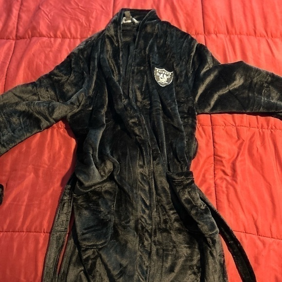 Las Vegas Raiders Silk Touch Robe - Picture 2 of 9